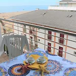 Front With Sea View Daire *
